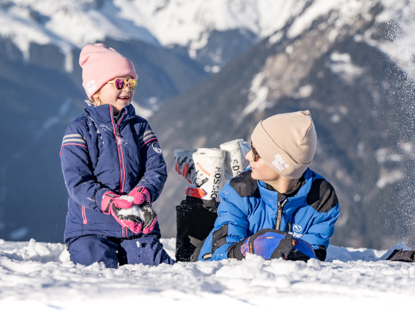enfants qui jouent dans la neige